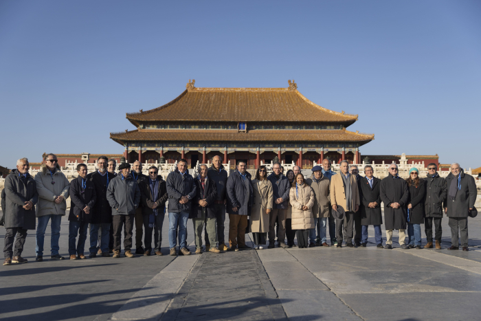 Delegación de la Misión oficial a China posan frente a arquitectura china