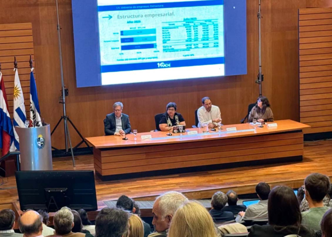 Personas en un panel de presentación