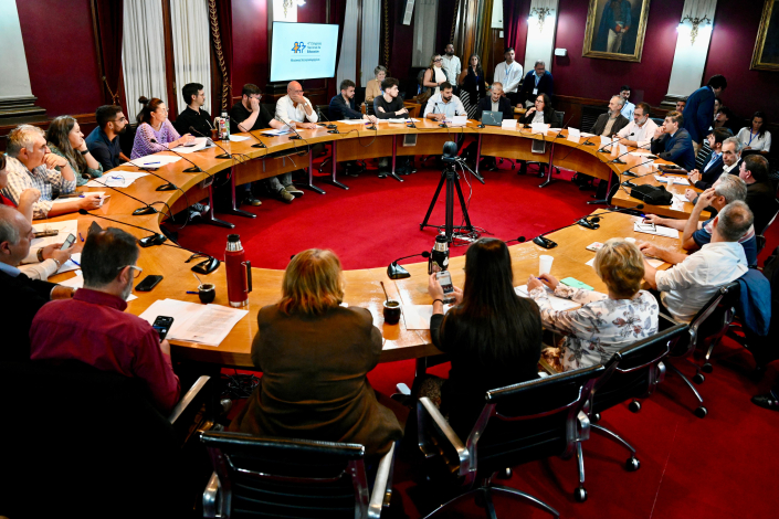 Personas reunidas en sala de la Udelar.