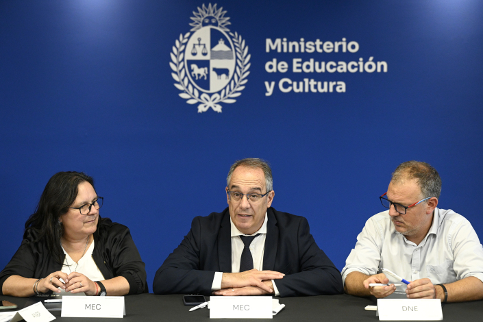 Tres personas en mesa.
