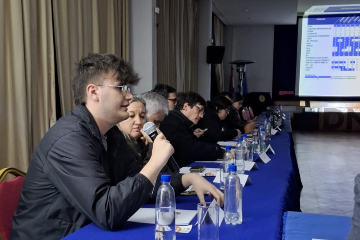 Personas reunidas hablando.