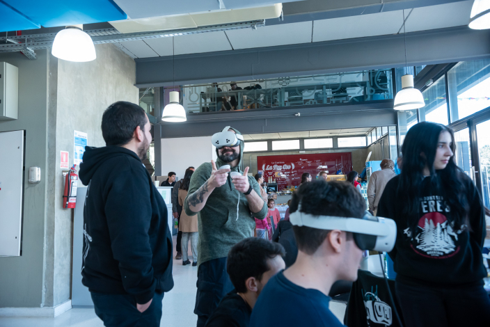 Personas con gafas de realidad virtual