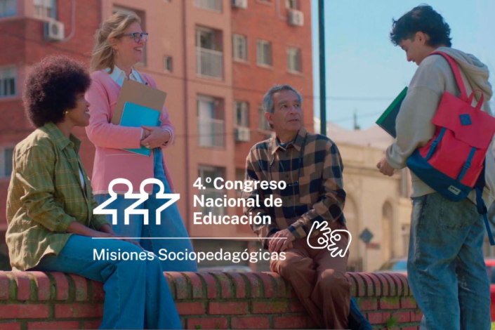 Personas reunidas en una plaza