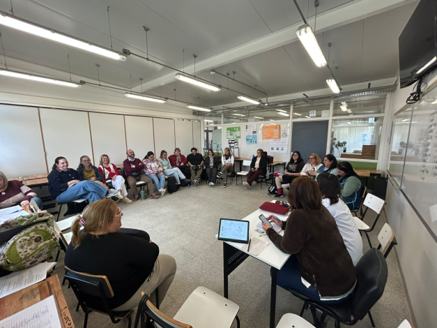 Personas reunidas en ronda