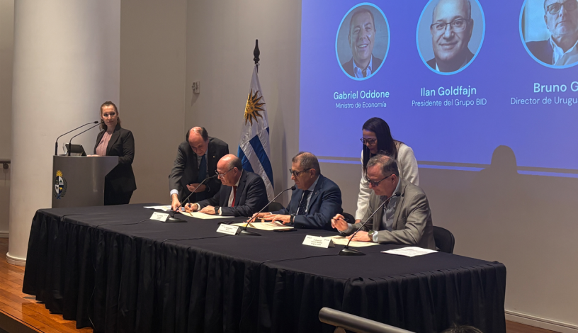 Firma del acuerdo entre Bruno Gili, Gabriel Oddone y Ilan Goldfajn
