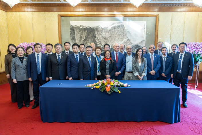 Autoridades nacionales y chinas posan para la foto