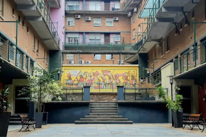 Foto actual de la entrada del ex-conventillo Medio Mundo de la escalera principal con el muro