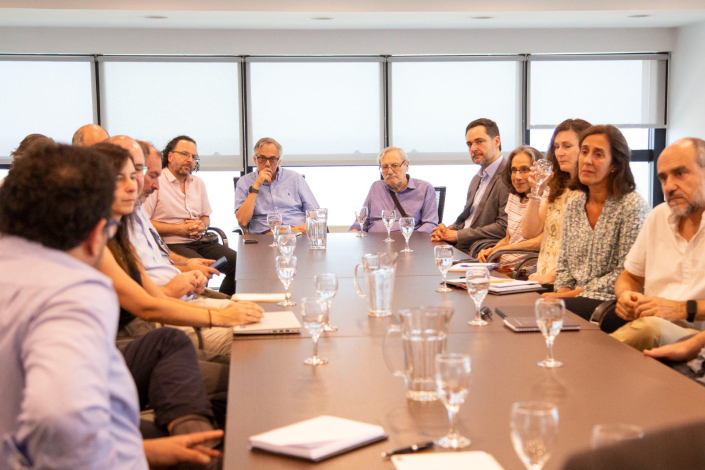 Representantes de diversas instituciones alrededor de una mesa. Se ve a David Gónzalez. 