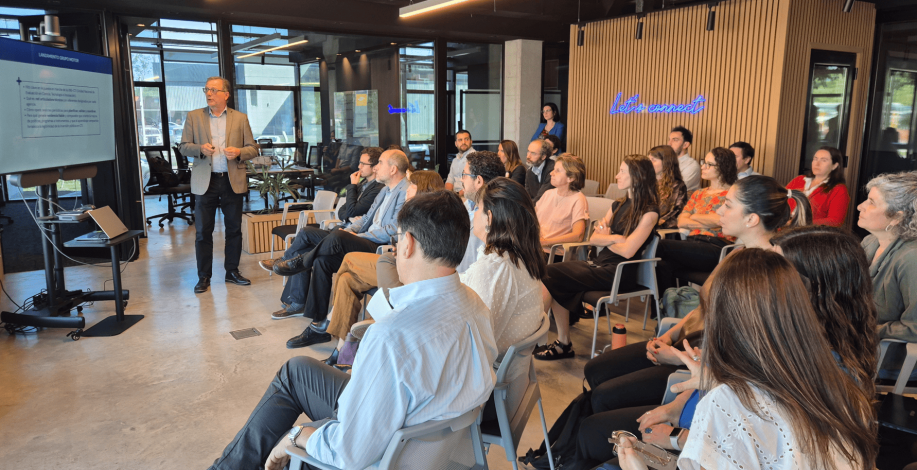 Bruno Gili habla frente a la audiencia