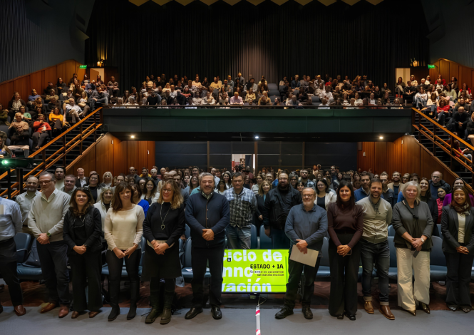 Panelistas y audiencia del evento posan para la foto