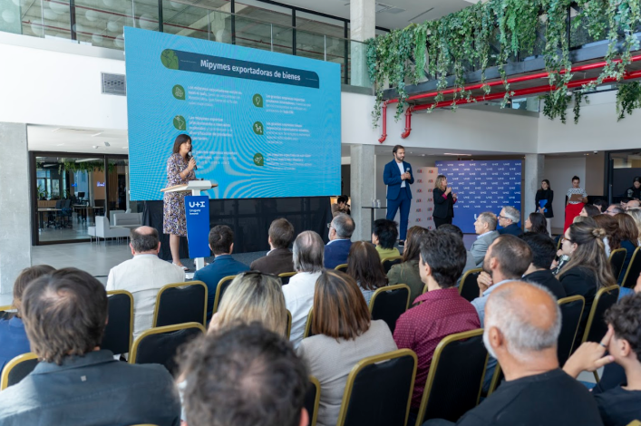 Mariana Ferreira y Juan Dorrego, sobre un escenario, hablan a la audiencia presente