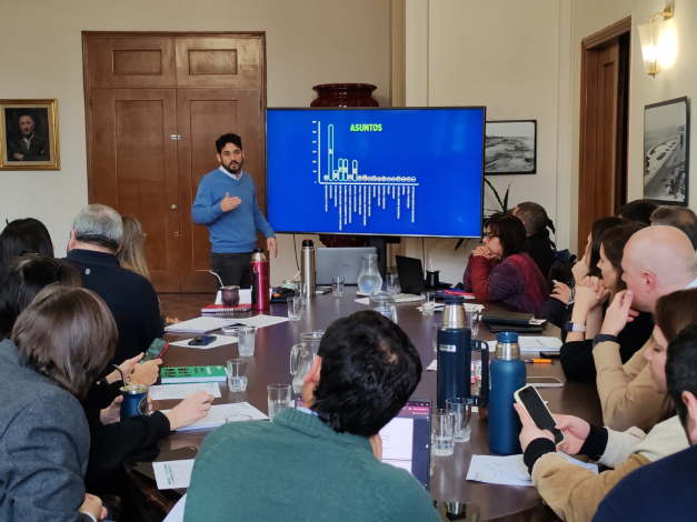 Foto del Titular de la Defensoría hablando en el Gabinete de la Intendencia de Montevideo.