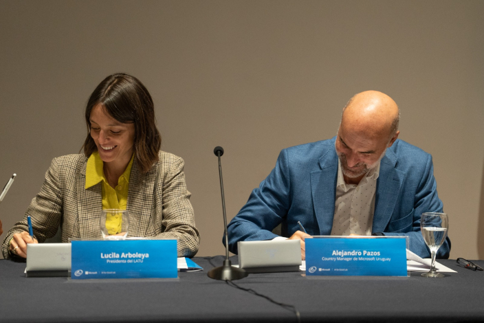 Lucia Arboleya y Alejandro Pazos firman el acuerdo