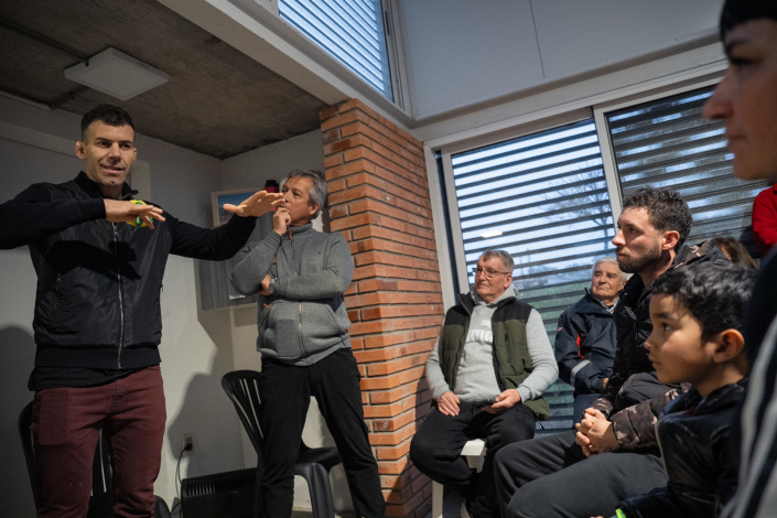 Gastón Reyno habla ante jóvenes y familias durante una charla en la plaza de deportes de Cerro Norte
