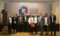 Entrega de premios Autoridades UAIP entregando premios