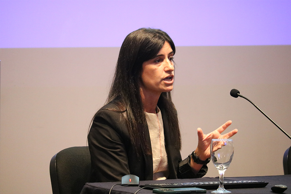 Natalia Castro, integrante del equipo de la UAIP presentando los resultados del INTAI