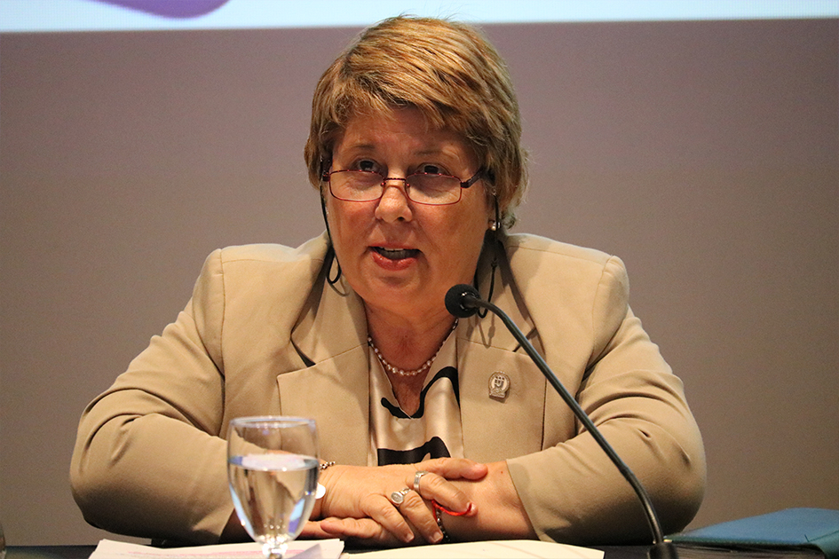 Mariella Saettone, miembro del Consejo Ejecutivo de la Unidad presentando los resultados del INTAI