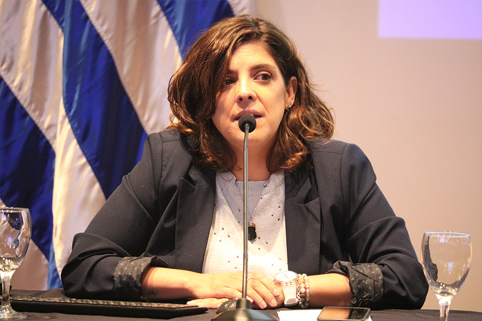 Paula Saravia, integrante del equipo de la UAIP moderando el último panel 