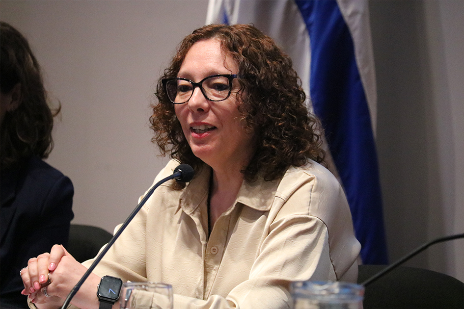 Carolina Bórtoli, integrante del área Sociedad de la Información de Agesic exponiendo en el panel