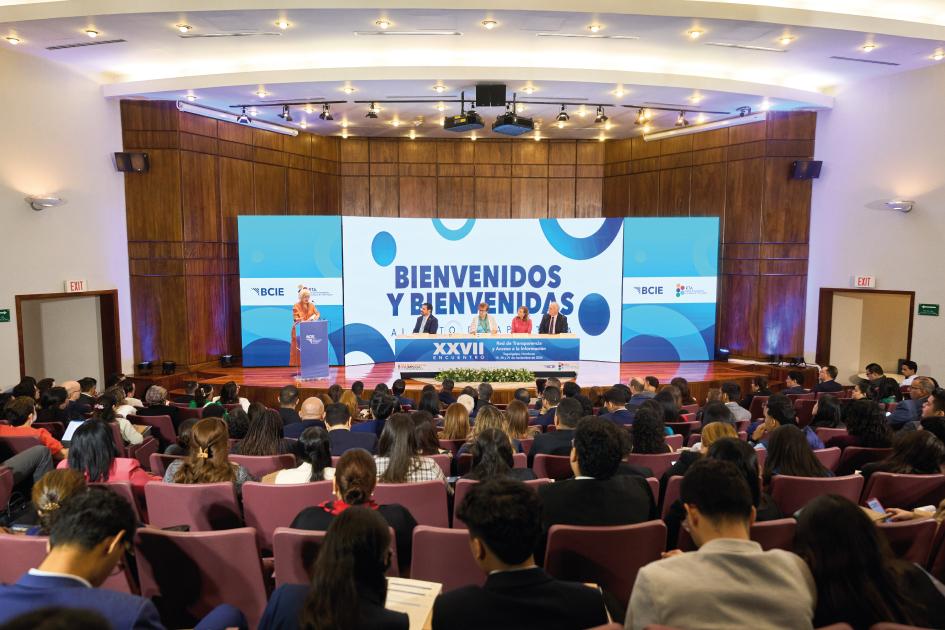 XXVII encuentro de la Red de Transparencia y Acceso a la Información Personas en la sesión abierta del encuentro