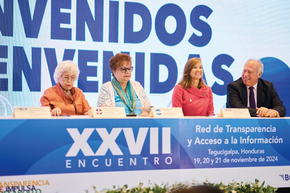 XXVII encuentro de la Red de Transparencia y Acceso a la Información Autoridades exponiendo en un panel
