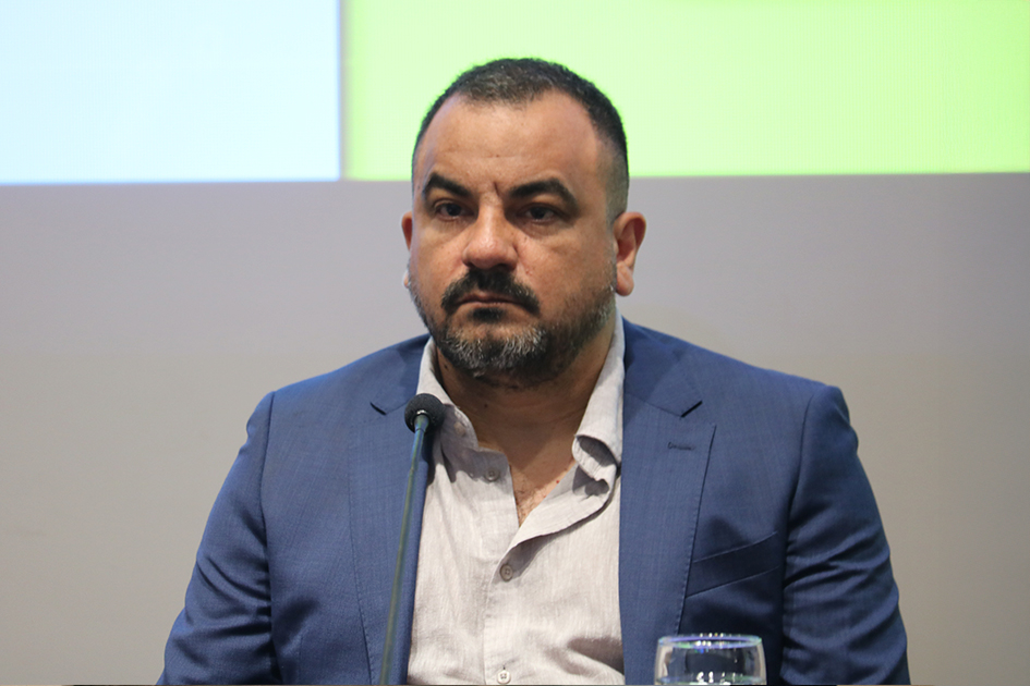 Gabriel Queijo, responsable del departamento de Archivo del MEF participando del primer panel