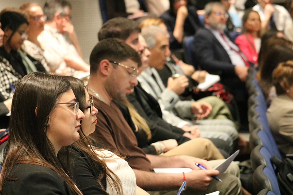 Personas participando del evento