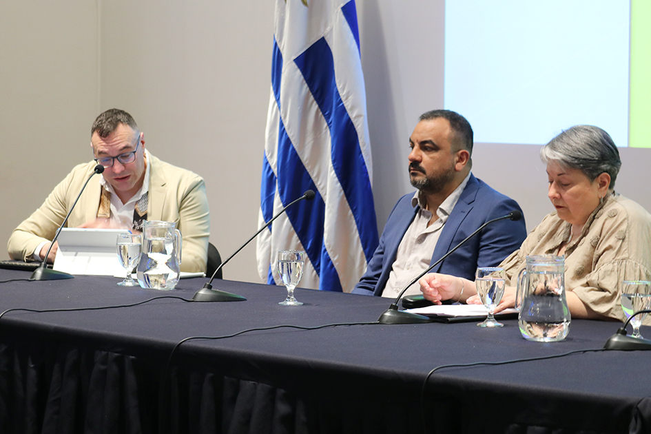 Integrantes del primer panel “Gestión documental y archivos" exponiendo.