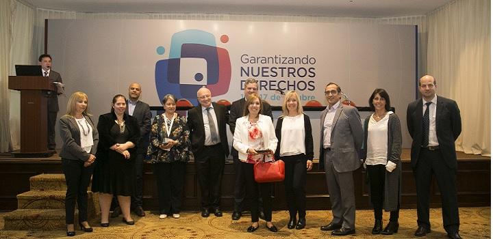 Entrega de premios Autoridades UAIP entregando premios