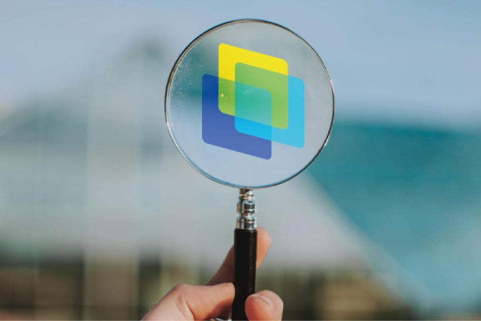 Curso en línea sobre el derecho de acceso a la información pública. Una mano sosteniendo una lupa que deja ver el logo de la UAIP.