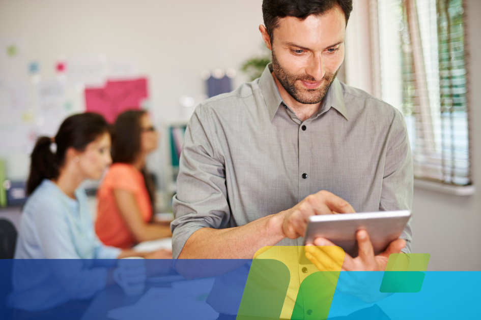 Personas utilizando una tablet