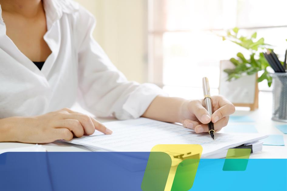 Criterios administrativos UAIP Persona escribiendo sibre una hoja