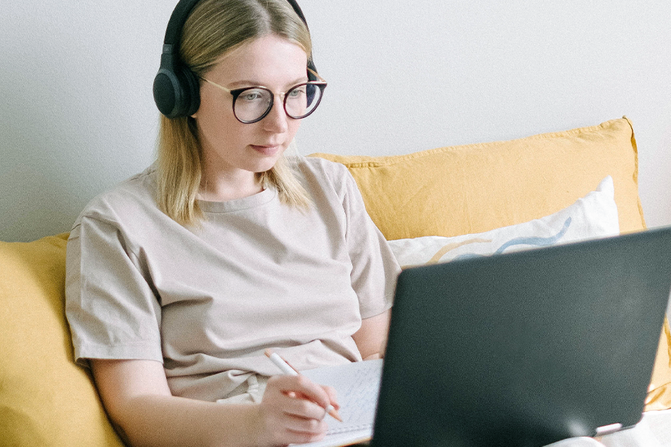 persona con auriculares y laptop