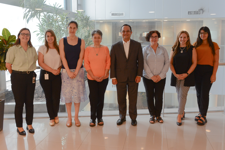 Representantes de UAIP y URCDP junto al Comisionado de INAI