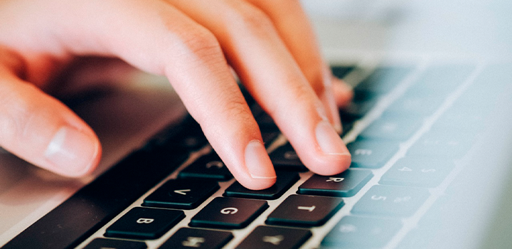 manos en teclado manos en teclado