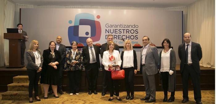 Autoridades UAIP entregando premios