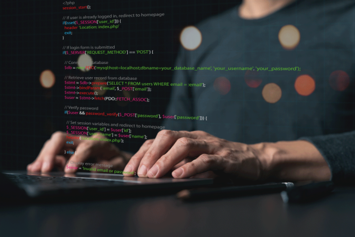 Nuevo documento sobre recomendaciones de transparencia algorítmica Persona utilizando una computadora y viendo algorítmica