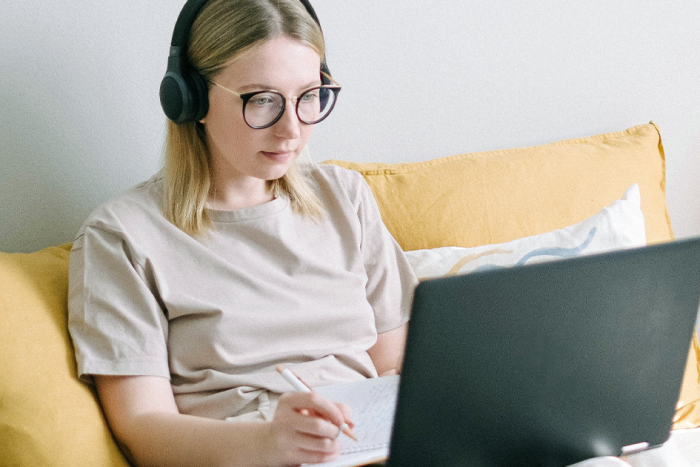 persona con auriculares y laptop