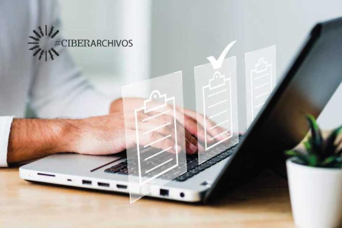 #Ciberarchivos Día Internacional de los Archivos 2024. Persona escribiendo en el teclado de una computadora.