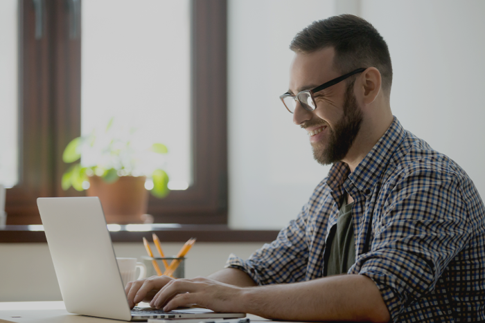 Una persona escribiendo en una computadora Una persona escribiendo en una computadora