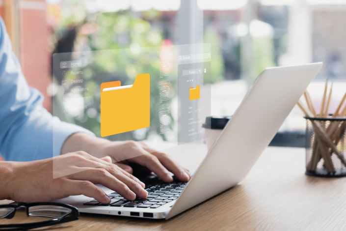 Persona utilizando una computadora sobre un escritorio