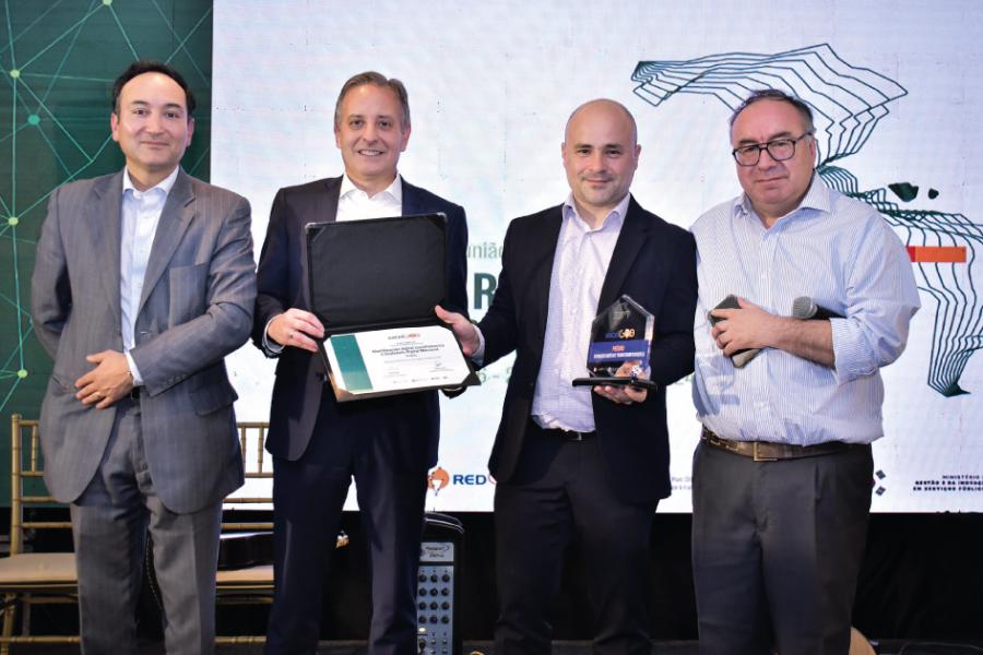 Juan Pablo García, gerente de Identidad Digital de Agesic recibiendo el premio ExcelGob