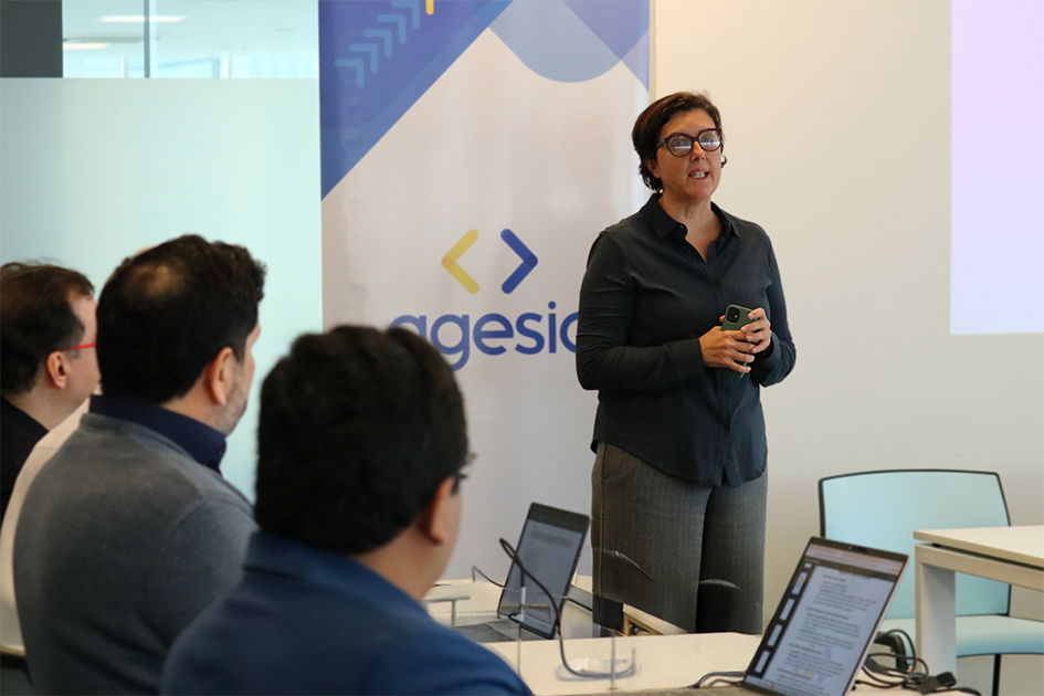 María Inés Vasquez especialista sénior en Modernización del Estado del BID exponiendo
