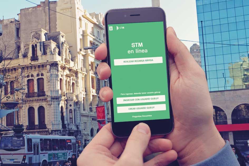 STM en línea. Fuente: Presidencia de la República Persona sostiene celular en la mano mientras accede a STM en línea