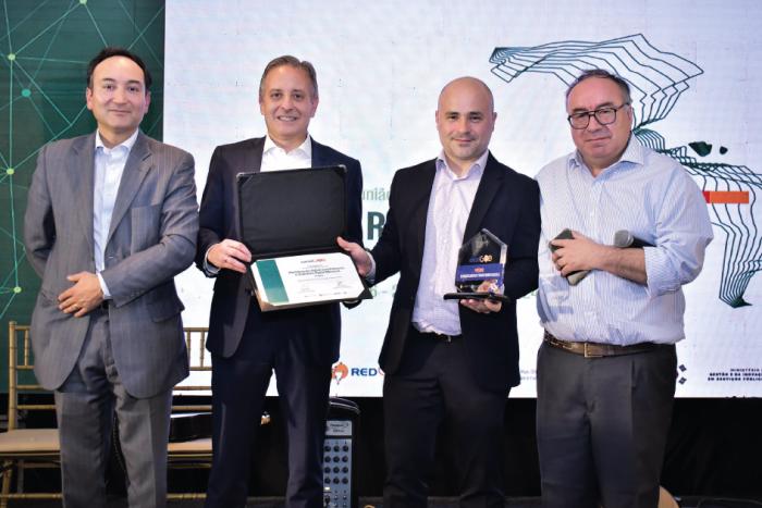 Juan Pablo García, gerente de Identidad Digital de Agesic recibiendo el premio ExcelGob