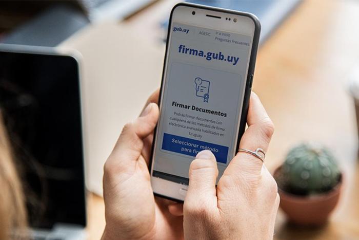 Persona accediendo a firma.gub.uy