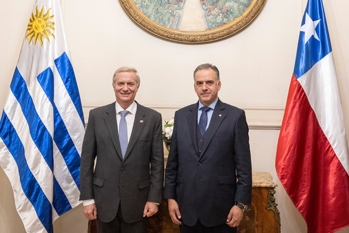 Presidente de la República Oriental del Uruguay y presidente de la República de Chile.