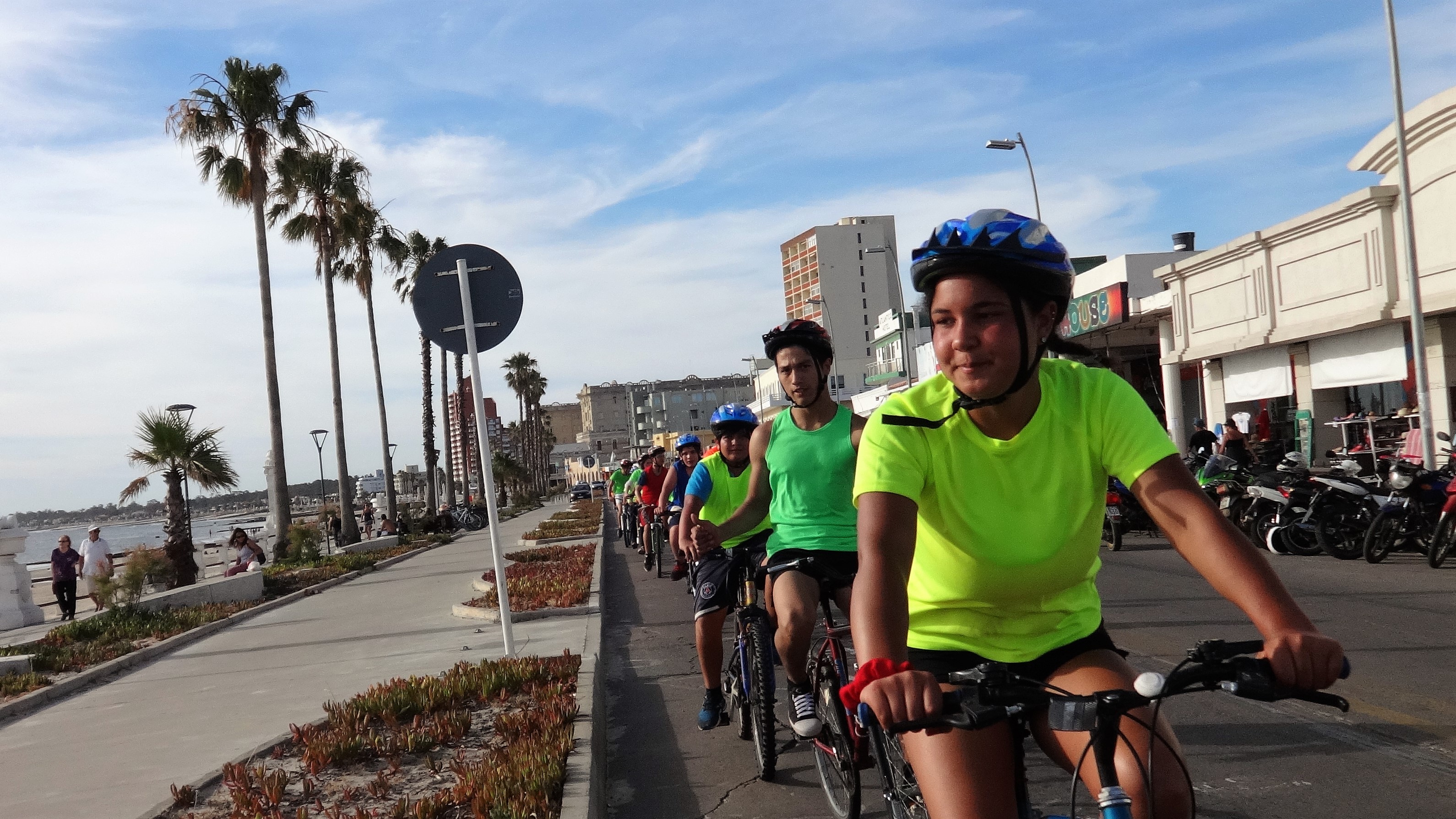 Movilidad Segura niña andando en bicicleta en la rambla de piriápolis
