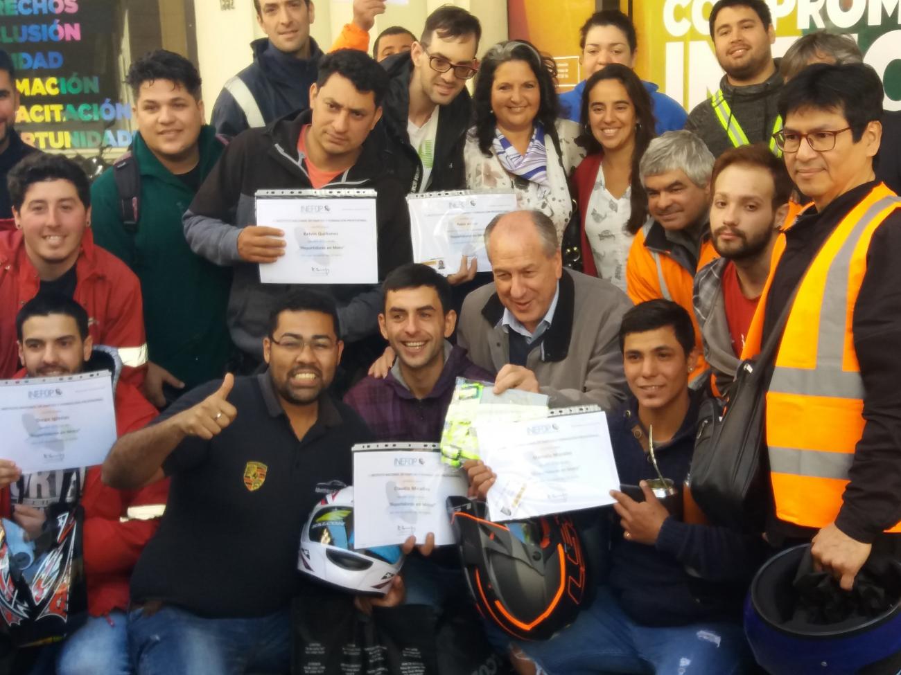 Repartidores con su Certificado