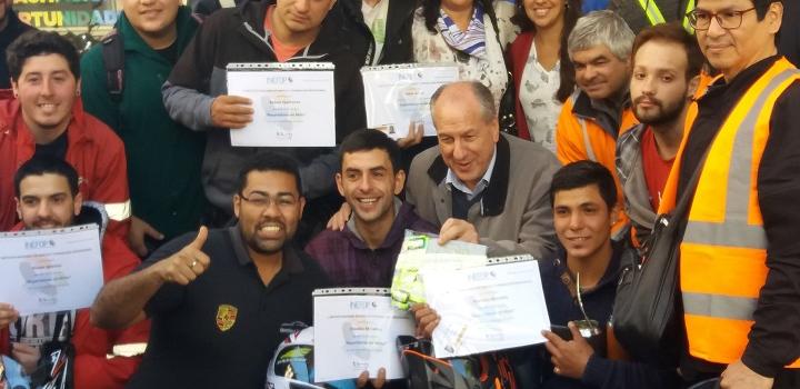 Ministro deTrabajo y Seguridad Social posando con Repartidores que muestran sus Certificados Ministro deTrabajo y Seguridad Social posando con Repartidores que muestran sus Certificados